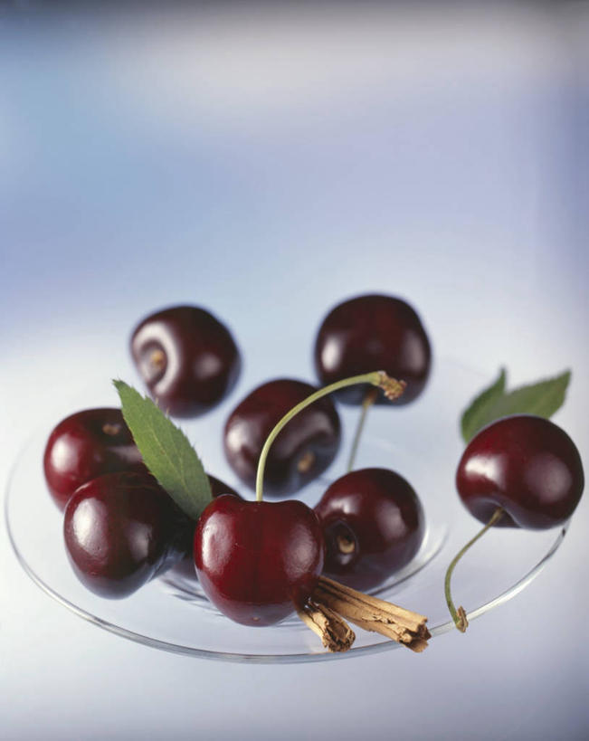 无人,竖图,俯视,室内,特写,白天,餐桌,桌子,樱桃,餐具,水果,叶子,许多,阴影,朦胧,模糊,新鲜,透明,反射,碟子,盘,影子,调味,生食,香料,佐料,食品,果实,绿叶,肉桂,食物,排列,一个,红色,盘子,碟,嫩叶,摄影,有机食品,绿色食品,影棚,单个,餐台,配料,桂皮,作料,官桂,牡桂,筒桂,香桂,玉桂,摆列,通明,叶,叶片,樱珠,莺桃,英桃,楔桃,牛桃,荆桃,彩图,高角度拍摄,影棚拍摄,拍摄,布列,分列