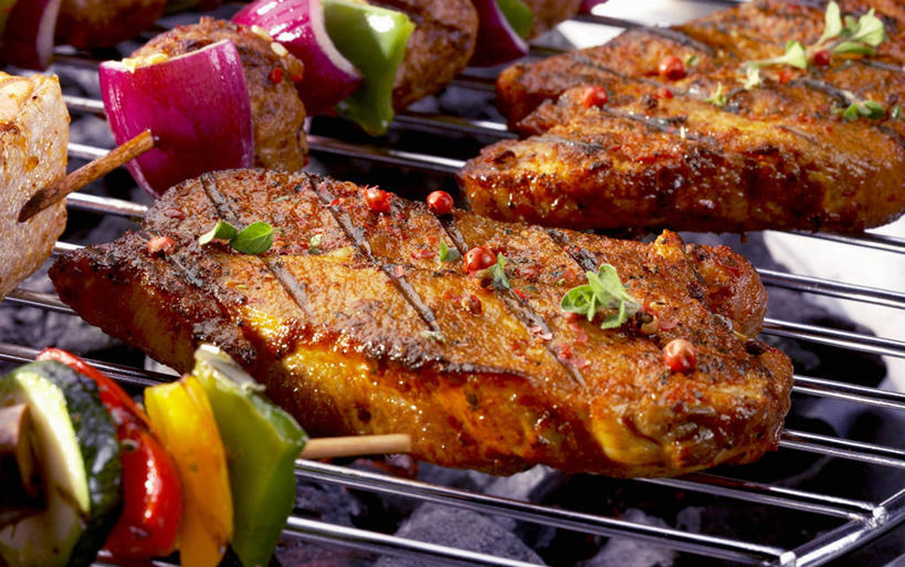 无人,横图,俯视,室内,特写,白天,烧烤,煤炭,黄瓜,辣椒,蔬菜,洋葱,许多,阴影,朦胧,模糊,新鲜,反射,影子,调味,肉,香料,佐料,烤架,烤肉,猪排,猪肉,肉类,竹签,铁架,有机食品,绿色食品,能源,配料,燃料,玉葱,煤,能量,肉食,彩椒,辣角,红海椒,大椒,辣虎,广椒,豚肉,取食签,作料,煤矿,矿业,化石燃料,圆葱,洋葱头,甜椒,柿子椒,球葱,青瓜,辣子,胡瓜,海椒,番椒,灯笼椒,葱头,彩图,高角度拍摄