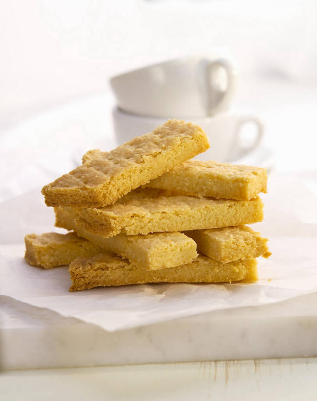 点心,无人,竖图,俯视,室内,特写,白天,白色背景,餐桌,桌子,杯子,一堆,许多,阴影,堆叠,堆积,朦胧,模糊,反射,包装,包装纸,瓷器,影子,纸,食品,案板,咖啡杯,陶瓷制品,纸张,砧板,食物,黄色,白色,饼干,零食,摄影,影棚,餐台,堆,包装材料,瓷杯,彩图,高角度拍摄,影棚拍摄,拍摄