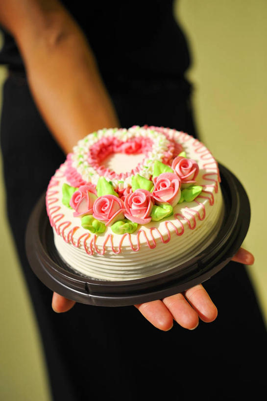 点心,西方人,手,一个人,捧,竖图,俯视,室内,特写,白天,爱情,幸福,纯洁,热情,玫瑰,餐具,叶子,欧洲,欧洲人,仅一个年轻女性,仅一个女性,仅一个人,一块,绿色背景,阴影,服装,朦胧,模糊,装饰,盛开,反射,碟子,盘,影子,食品,绿叶,玫瑰花,浪漫,花蕾,休闲装,文化,花,花瓣,花朵,鲜花,食物,糕点,衣服,盘子,碟,生日蛋糕,花苞,花蕊,祈祷,休闲,温暖,温馨,手部,休闲服,嫩叶,恩爱,许愿,摄影,服饰,影棚,纪念,单手,华丽,修饰,祈求,点缀,和睦,感动,衬托,美观,雅致,雅观,尊敬,平安,天真,刺玫花,徘徊花,年轻女性,女人,女性,白种人,叶,叶片,端,端着,捧着,手捧,半身,彩图,高角度拍摄,影棚拍摄,拍摄,融洽,蛋糕