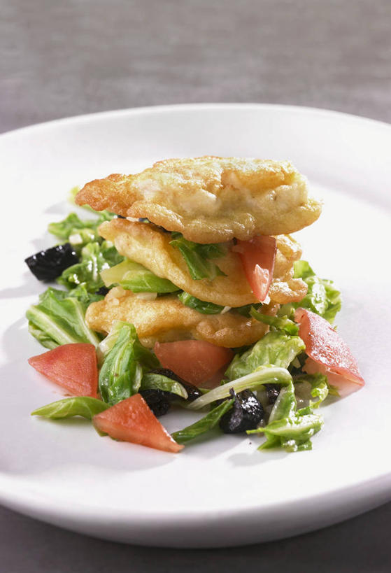 无人,竖图,俯视,室内,特写,白天,烹饪,西餐,餐桌,桌子,橄榄,蔬菜,椰菜,卷心菜,餐具,水果,一堆,许多,阴影,堆叠,堆积,新鲜,反射,鱼,碟子,盘,影子,肉,生食,鱼肉,料理,食品,果实,蔬果,菜肴,美食,肉类,鱼类,海洋生物,食物,白色,盘子,碟,甘蓝,西式,佳肴,有机食品,绿色食品,餐台,堆,水生动物,水生物,肉食,海底动物,安康鱼,蛤蟆鱼,老头鱼,结巴鱼,丑婆,鮟鱇,鮟鱇鱼,哈蟆鱼,海哈蟆,琵琶鱼,深海鮟鱇,深海鮟鱇鱼,深海钓鱼者,青果,白榄,结球甘蓝,甘兰,包心菜,彩图,高角度拍摄