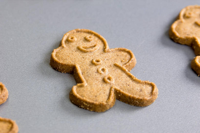 点心,无人,横图,俯视,室内,特写,白天,餐桌,桌子,圣诞节,一排,阴影,灰色背景,节日,庆祝,整齐,人形,反射,影子,食品,甜点,文化,食物,糕点,排列,三个,饼干,甜食,零食,庆典,摄影,影棚,餐台,纪念,队列,酥饼,姜饼,姜饼人,装饰饼干,彩图,高角度拍摄,影棚拍摄,拍摄