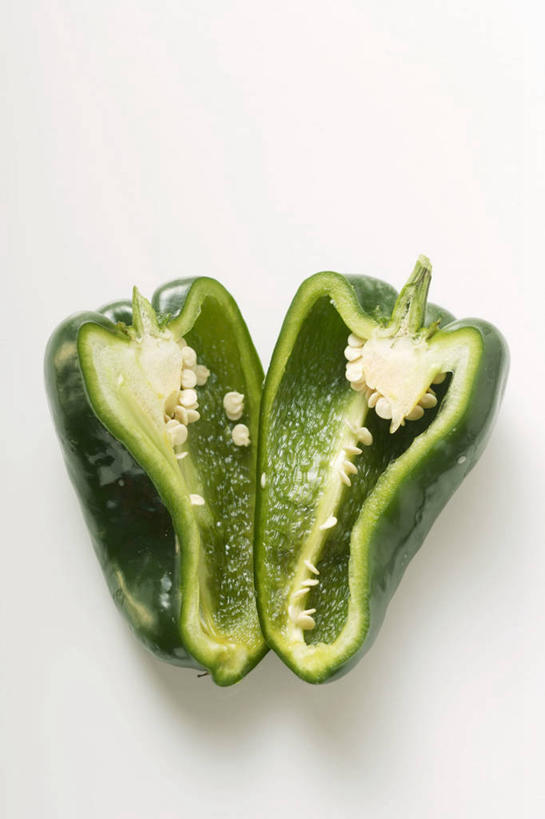 无人,竖图,俯视,室内,特写,白天,白色背景,餐桌,桌子,蔬菜,阴影,新鲜,反射,影子,青椒,调味,香料,佐料,食品,食物,两个,绿色,摄影,有机食品,绿色食品,影棚,餐台,配料,横截面,剖面,大椒,菜椒,作料,截面,截面图形,甜椒,柿子椒,灯笼椒,彩图,高角度拍摄,影棚拍摄,拍摄