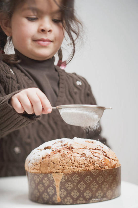 点心,西方人,儿童,一个人,站,笑,微笑,竖图,室内,白天,白色背景,正面,毛衣,下午茶,纯洁,餐桌,桌子,欧洲,圣诞节,欧洲人,仅一个女性,仅一个人,一块,握,阴影,节日,庆祝,反射,粉末,滤器,影子,勺子,调料,食品,糖,调味品,调味料,洒,注视,文化,食物,糕点,小孩,低头,观察,看,站着,仅一个小孩,庆典,粉,可爱,童年,童趣,握着,摄影,影棚,餐台,观看,纪念,察看,关注,线衫,童真,漏勺,烂漫,无邪,糖粉,粉状,粉剂,天真,女孩,女人,女性,白种人,孩子,撒,站立,半身,彩图,影棚拍摄,绒衣,套衫,套头毛衣,线衣,拍摄,糖类,蛋糕,女生