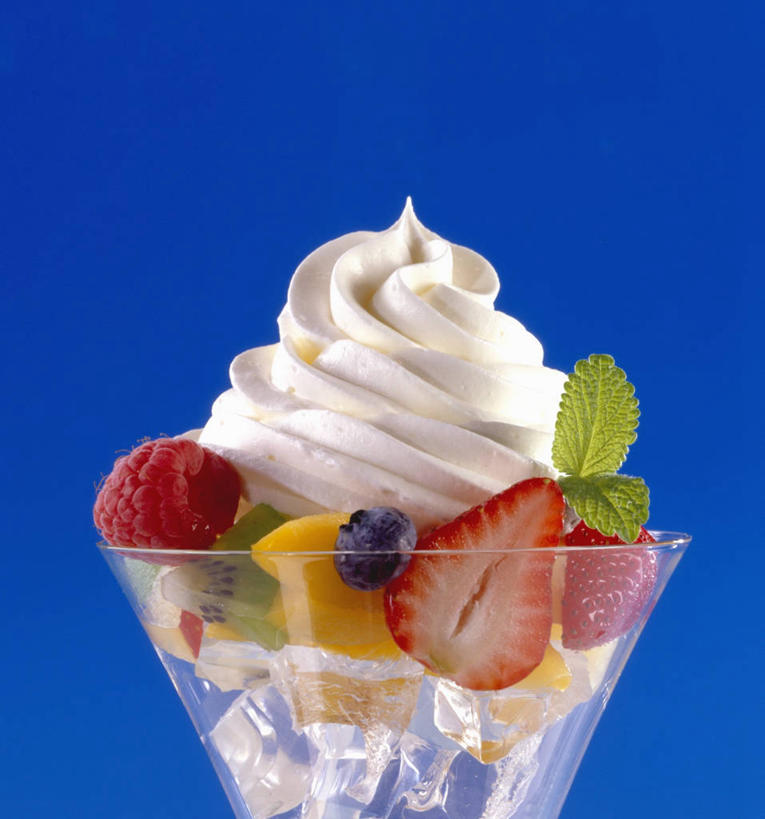 无人,竖图,室内,特写,白天,正面,餐桌,桌子,草莓,浆果,蓝莓,杯子,水果,阴影,蓝色背景,新鲜,反射,影子,冰,桑葚,生食,冰块,食品,冰激凌,果实,清凉,冷冻,玻璃制品,食物,一个,红色,水杯,冷饮,覆盆子,舒服,冰淇淋,寒冷,摄影,有机食品,绿色食品,影棚,冷藏,单个,餐台,解暑,冰冷,解渴,横截面,雪糕,剖面,舒爽,冰糕,消暑,保鲜,截面,截面图形,玻璃杯,洋莓,水果皇后,山都柿,蓝浆果,蓝靛果,红莓,地莓,彩图,影棚拍摄,拍摄