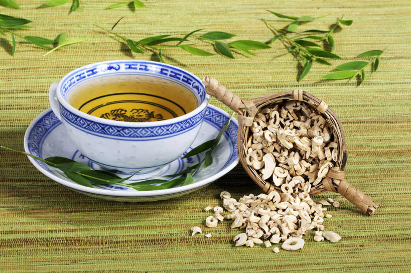 无人,横图,俯视,室内,特写,白天,绘画,幸福,植物,餐桌,茶,桌子,餐具,叶子,一堆,许多,阴影,堆叠,堆积,反射,彩绘,瓷器,碟子,盘,影子,陶瓷,茶叶,绿叶,草药,药草,饮品,一杯,娱乐,中药,盘子,容器,碟,碗,花茶,享受,休闲,温馨,嫩叶,放松,乐趣,保健,养生,餐台,储藏,堆,花草茶,陶艺,舒适,储存,药材,中草药,中药材,本草,香花茶,香片,熏花茶,彩釉,叶,叶片,画画,彩图,高角度拍摄,八股牛,白鲜皮,白藓皮,山牡丹,羊鲜草,贮存