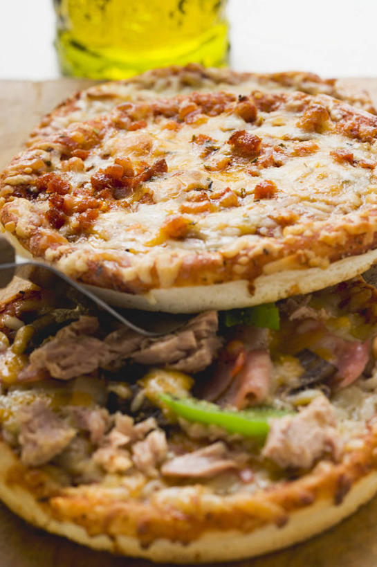 奶酪,无人,竖图,俯视,室内,特写,白天,烹饪,西餐,餐桌,桌子,两块,阴影,反射,影子,肉,食用油,油,鱼肉,干酪,橄榄油,起司,料理,食品,披萨,匹萨,芝士,营养,鲔鱼,金枪鱼,菜肴,美食,肉类,食物,瓶子,塑料制品,快餐,塑料瓶,乳酪,西式,佳肴,餐台,吞拿鱼,乳制品,比萨,发酵,肉食,西式快餐,垃圾食品,植物油,意大利薄饼,彩图,高角度拍摄