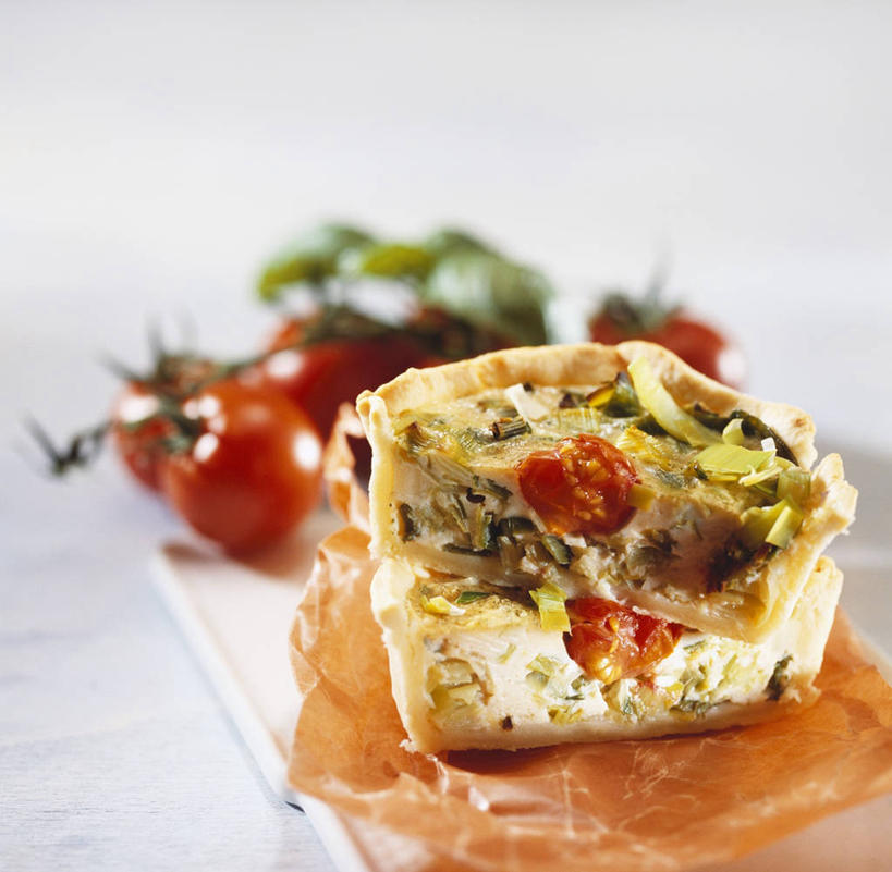 点心,无人,横图,俯视,室内,特写,白天,白色背景,下午茶,餐桌,桌子,蔬菜,西红柿,小番茄,一块,阴影,朦胧,模糊,新鲜,反射,影子,韭菜,食品,食物,糕点,红色,摄影,有机食品,绿色食品,影棚,餐台,起阳草,韭,山韭,长生韭,小西红柿,樱桃小番茄,珍珠小番茄,樱桃番茄,圣女果,番茄,彩图,高角度拍摄,影棚拍摄,拍摄,蛋糕