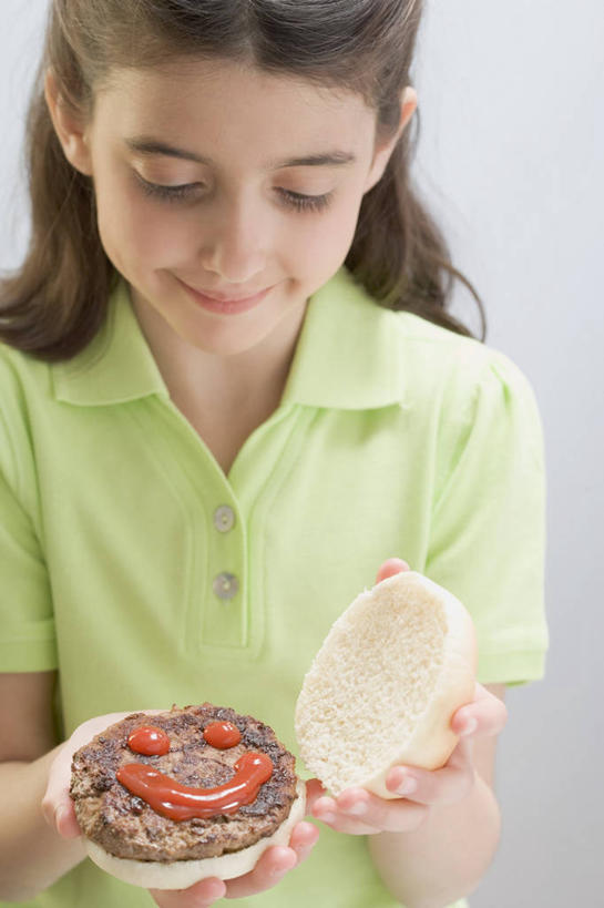 点心,面包,西方人,儿童,一个人,站,笑,微笑,竖图,俯视,室内,白天,白色背景,烹饪,西餐,纯洁,欧洲,欧洲人,仅一个女性,仅一个人,握,阴影,服装,反射,影子,调料,酱料,酱汁,茄汁,肉,佐料,汉堡,牛肉,料理,食品,面点,调味品,调味料,注视,休闲装,番茄酱,酱,菜肴,美食,肉类,食物,糕点,一个,小孩,衣服,快餐,低头,观察,看,站着,仅一个小孩,休闲,休闲服,可爱,童年,童趣,西式,握着,摄影,服饰,佳肴,影棚,单个,观看,察看,关注,肉食,童真,西式快餐,垃圾食品,烂漫,无邪,天真,女孩,女人,女性,白种人,孩子,站立,半身,彩图,高角度拍摄,影棚拍摄,拍摄,女生,拟人