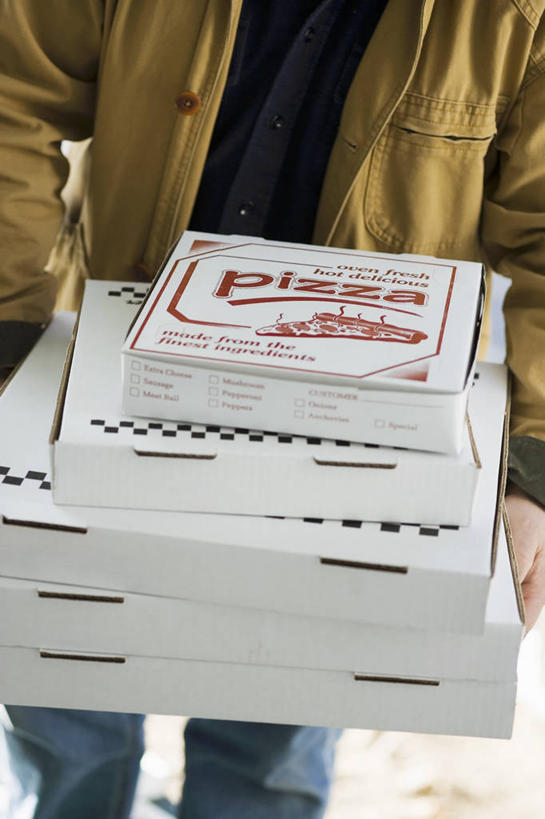 西方人,一个人,站,捧,竖图,俯视,室内,特写,白天,欧洲,欧洲人,仅一个男性,仅一个人,一堆,许多,阴影,堆叠,堆积,服装,反射,英文,标志,文字,影子,纸盒,字符,字母,休闲装,标识,盒子,仅一个年轻男性,衣服,包装盒,站着,休闲,休闲服,服饰,堆,英文字母,男人,男性,年轻男性,白种人,端,端着,捧着,手捧,站立,半身,彩图,高角度拍摄