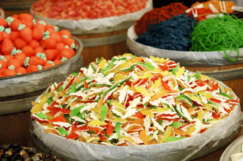 无人,横图,俯视,彩色,室内,特写,白天,餐桌,桌子,一堆,许多,阴影,堆叠,堆积,反射,木桶,桶,影子,食品,糖,糖果,甜点,甜品,软糖,橡皮糖,食物,容器,甜食,餐台,储藏,堆,五颜六色,色彩斑斓,储存,五彩缤纷,五彩斑斓,五光十色,彩图,高角度拍摄,贮存