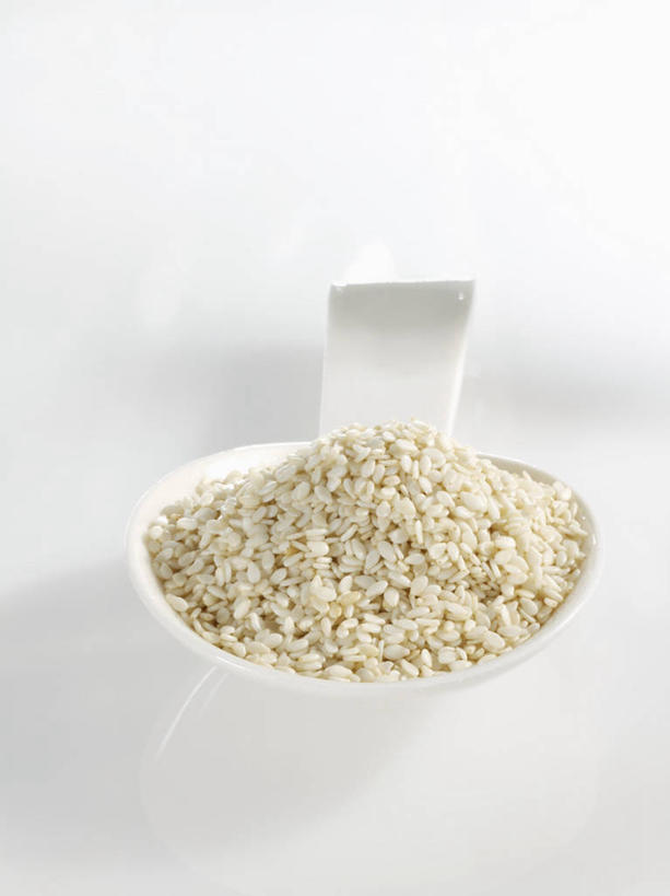 无人,竖图,俯视,室内,特写,白天,白色背景,餐桌,桌子,一把,一堆,许多,阴影,堆叠,堆积,反射,影子,勺子,芝麻,调羹,汤匙,摄影,影棚,餐台,堆,脂麻,胡麻,白麻,巨胜子,油麻,彩图,高角度拍摄,影棚拍摄,拍摄