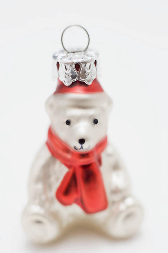 无人,坐,笑,微笑,竖图,俯视,室内,特写,白天,白色背景,餐桌,桌子,北极熊,野生动物,静物,雕塑,圣诞节,一条,阴影,节日,庆祝,艺术,装饰,反射,雕刻,雕像,影子,注视,文化,动物,围巾,工艺品,观察,看,庆典,温暖,可爱,摄影,活泼,影棚,餐台,围脖,观看,纪念,保暖,华丽,美术,点缀,察看,御寒,关注,主题,陈列,功能,美学,衬托,美观,雅致,雅观,坐着,彩图,高角度拍摄,全身,影棚拍摄,拍摄