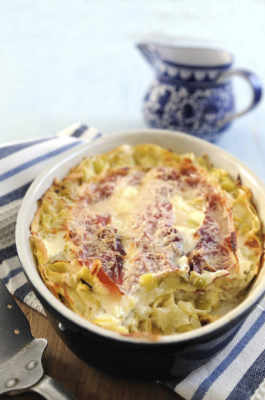 面食,面条,奶酪,意大利面,无人,竖图,俯视,室内,特写,白天,西餐,餐桌,桌子,蔬菜,阴影,新鲜,反射,布料,壶,影子,陶瓷,韭菜,面,肉,干酪,起司,料理,食品,陶瓷制品,芝士,营养,布纹,培根,猪肉,肉类,水壶,桌布,食物,餐巾,茶壶,容器,台布,碗,乳酪,西式,摄影,有机食品,绿色食品,影棚,餐台,储藏,乳制品,储存,发酵,肉食,起阳草,豚肉,韭,山韭,长生韭,彩图,高角度拍摄,影棚拍摄,拍摄,烟肉,腌熏,千层面,意大利千层面,贮存