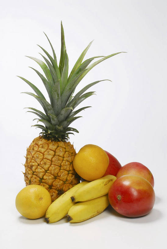 无人,竖图,室内,特写,白天,白色背景,正面,餐桌,桌子,菠萝,桃子,香蕉,水果,叶子,许多,阴影,新鲜,反射,影子,生食,食品,果实,绿叶,食物,黄色,嫩叶,摄影,有机食品,绿色食品,影棚,餐台,肺果,叶,叶片,甘蕉,凤梨,彩图,影棚拍摄,拍摄