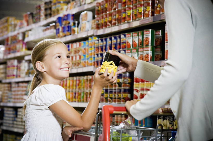 点心,西方人,儿童,两个人,家庭,母亲,女儿,商店,站,笑,微笑,露齿笑,横图,室内,白天,侧面,购物,纯洁,消费,超市,购物车,欧洲,欧洲人,一辆,一排,许多,握,阴影,服装,整齐,反射,影子,纸盒,食品,注视,休闲装,货架,架子,车,盒子,食物,排列,小孩,衣服,包装盒,手推车,零食,观察,看,站着,休闲,温暖,温馨,母女,一家人,休闲服,可爱,母爱,童年,童趣,握着,金融,百货,服饰,观看,和睦,察看,便利,存放,队列,关注,载具,陈列架,选购,贸易,童真,百货公司,烂漫,无邪,快捷,血拼,方便,超市货架,寄存,寄放,暂存,天真,年轻女性,女孩,女人,女性,白种人,孩子,年轻人,超级市场,大卖场,站立,半身,彩图,购物商场,购物中心,商业中心,融洽,女生