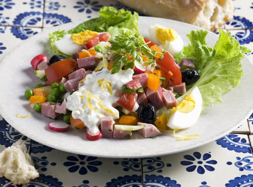 点心,面包,无人,横图,俯视,室内,特写,白天,餐桌,桌子,萝卜,蔬菜,西红柿,洋葱,餐具,一堆,许多,阴影,堆叠,堆积,新鲜,反射,碟子,盘,影子,生菜,莴苣,蛋,鸡蛋,肉,生食,蔬菜沙拉,沙拉,食品,面点,色拉,火腿,猪肉,沙律,肉类,食物,腌制,糕点,一个,白色,盘子,碟,有机食品,绿色食品,水萝卜,单个,餐台,色拉酱,堆,玉葱,千岛酱,肉食,豚肉,春菜,鹅仔菜,莴仔菜,千金菜,卵,叶用莴苣,熏制,火肉,兰熏,猪腿,圆葱,洋葱头,球葱,番茄,葱头,彩图,高角度拍摄