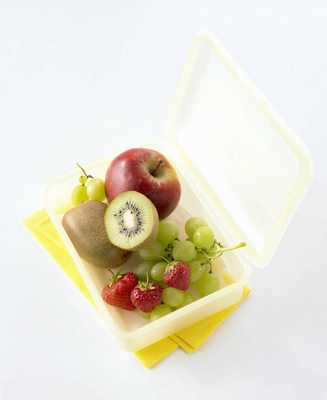 无人,竖图,俯视,室内,特写,白天,白色背景,餐桌,桌子,苹果,草莓,浆果,猕猴桃,葡萄,水果,一堆,许多,阴影,堆叠,堆积,新鲜,反射,影子,塑料,生食,食品,果实,盒子,食物,红色,容器,塑料制品,摄影,有机食品,绿色食品,影棚,餐台,储藏,堆,储存,横截面,剖面,截面,截面图形,洋莓,水果皇后,山葫芦,奇异果,蒲桃,猕猴梨,红莓,地莓,草龙珠,彩图,高角度拍摄,影棚拍摄,拍摄,贮存