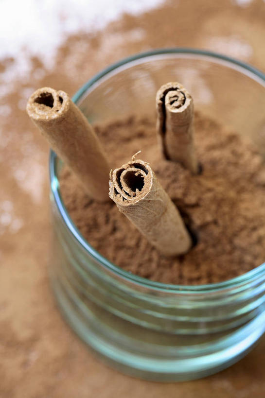 无人,竖图,俯视,室内,特写,白天,白色背景,餐桌,桌子,杯子,一堆,许多,阴影,堆叠,堆积,朦胧,模糊,反射,粉末,影子,调味,香料,佐料,肉桂,玻璃制品,一个,水杯,粉,摄影,影棚,单个,餐台,堆,配料,桂皮,作料,官桂,牡桂,筒桂,香桂,玉桂,粉状,玻璃杯,彩图,高角度拍摄,影棚拍摄,拍摄