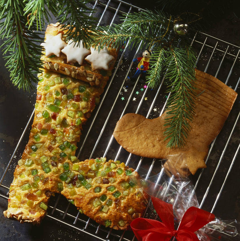 点心,无人,竖图,俯视,室内,特写,白天,烘焙,餐桌,桌子,金属制品,圣诞节,阴影,黑色背景,节日,庆祝,反射,金属,丝绸,丝带,影子,食品,缎带,曲奇,文化,靴子,架子,绸带,食物,红色,饼干,零食,庆典,摄影,冬青,影棚,餐台,纪念,希望,生命,曲奇饼,曲奇饼干,槲寄生,北寄生,桑寄生,柳寄生,黄寄生,冻青,寄生子,丰饶,冷却,冷却架,彩图,高角度拍摄,影棚拍摄,拍摄