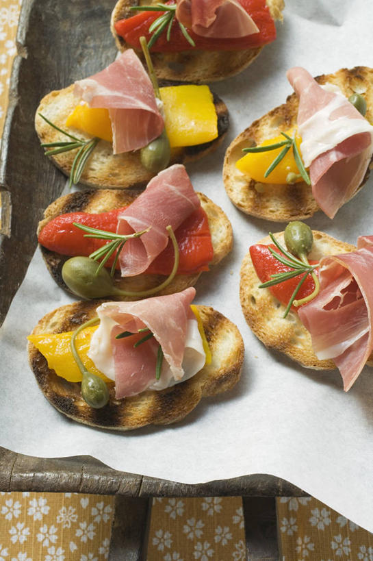 点心,面包,无人,竖图,俯视,室内,特写,白天,植物,餐桌,桌子,辣椒,蔬菜,水果,许多,阴影,新鲜,反射,布料,影子,肉,食品,面点,草药,布纹,火腿,猪肉,肉类,中药,桌布,食物,腌制,糕点,排列,餐巾,台布,有机食品,绿色食品,餐台,药材,中草药,肉食,彩椒,马槟榔,辣角,红海椒,大椒,辣虎,广椒,豚肉,中药材,本草,马金囊,水槟榔,紫槟榔,马金南,山槟榔,太极子,屈头鸡,摆列,熏制,火肉,兰熏,猪腿,巴马火腿,甜椒,柿子椒,辣子,海椒,番椒,灯笼椒,彩图,高角度拍摄,布列,分列