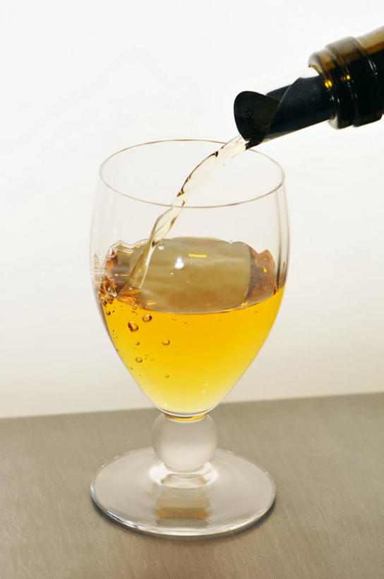 红酒,葡萄酒,无人,竖图,俯视,室内,特写,白天,白色背景,餐桌,桌子,杯子,阴影,反射,高脚杯,影子,红酒杯,白葡萄酒,酒类,一杯,红酒瓶,玻璃制品,酒,酒瓶,饮料,玻璃瓶,酒杯,瓶子,摄影,影棚,餐台,葡萄酒杯,葡萄酒瓶,玻璃杯,彩图,高角度拍摄,影棚拍摄,拍摄