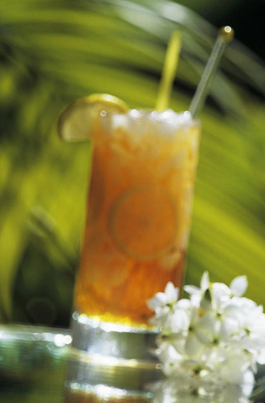 无人,竖图,室外,特写,白天,正面,餐桌,桌子,柠檬,杯子,水果,阴影,朦胧,模糊,新鲜,盛开,光线,影子,勺子,塑料,生食,食品,果实,酒类,一杯,花蕾,文化,玻璃制品,酒,花,花瓣,花朵,鲜花,食物,饮料,一个,阳光,水杯,塑料制品,吸管,调羹,汤匙,鸡尾酒,花苞,花蕊,调酒,有机食品,绿色食品,单个,餐台,创造,空心,想象,饮管,玻璃杯,益母果,柠果,彩图,圆柱状