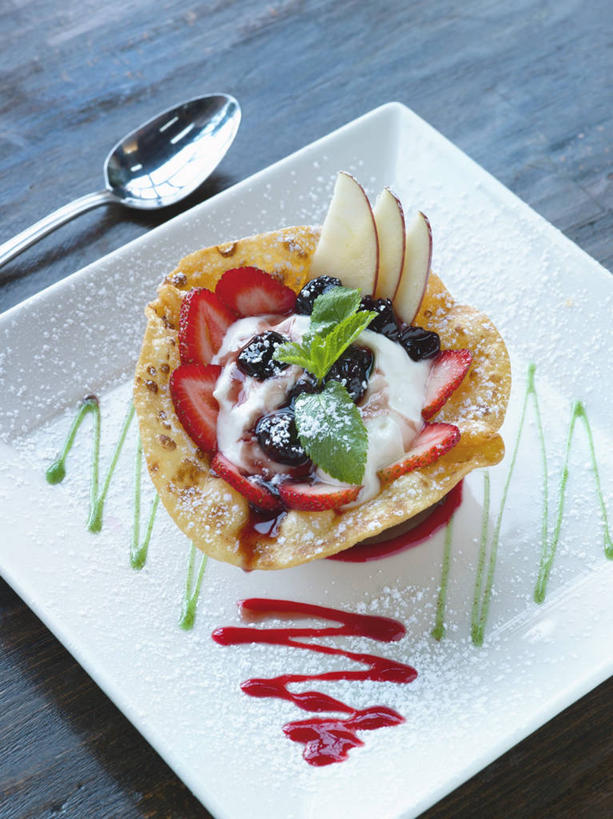 点心,牛奶,无人,竖图,俯视,室内,特写,白天,餐桌,桌子,草莓,浆果,蓝莓,柠檬,餐具,水果,一把,阴影,新鲜,反射,木制,碟子,盘,影子,勺子,生食,食品,甜点,甜品,果实,饮品,营养,酸奶,食物,糕点,饮料,一个,白色,盘子,木制品,调羹,碟,汤匙,果酱,甜食,有机食品,绿色食品,单个,餐台,乳制品,奶,横截面,发酵,剖面,优格,优酪乳,果子酱,截面,截面图形,益母果,洋莓,水果皇后,山都柿,柠果,蓝浆果,蓝靛果,红莓,地莓,彩图,高角度拍摄