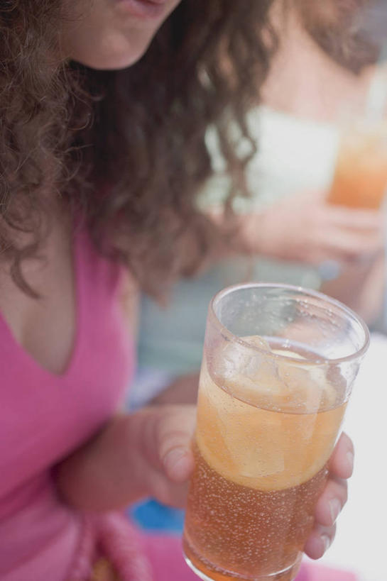 西方人,手,一个人,竖图,俯视,室内,特写,白天,幸福,餐桌,茶,桌子,杯子,欧洲,欧洲人,仅一个年轻女性,仅一个女性,仅一个人,握,阴影,服装,朦胧,模糊,反射,影子,茶叶,一杯,休闲装,娱乐,玻璃制品,衣服,水杯,享受,休闲,温馨,手部,休闲服,放松,乐趣,握着,服饰,餐台,单手,提神,舒适,醒脑,年轻女性,女人,女性,白种人,玻璃杯,半身,彩图,高角度拍摄