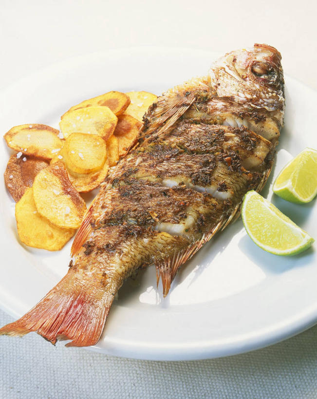 无人,竖图,俯视,室内,特写,白天,白色背景,烹饪,西餐,餐桌,桌子,餐具,水果,一堆,许多,阴影,堆叠,堆积,新鲜,反射,碟子,盘,影子,肉,生食,鱼肉,料理,食品,果实,鲷鱼,薯条,菜肴,美食,肉类,食物,一个,白色,盘子,碟,快餐,西式,摄影,佳肴,有机食品,绿色食品,影棚,单个,餐台,堆,鲷,加吉鱼,铜盆鱼,肉食,西式快餐,垃圾食品,酸橙,班加吉,加真鲷,代代,橙子,橙,彩图,高角度拍摄,影棚拍摄,拍摄