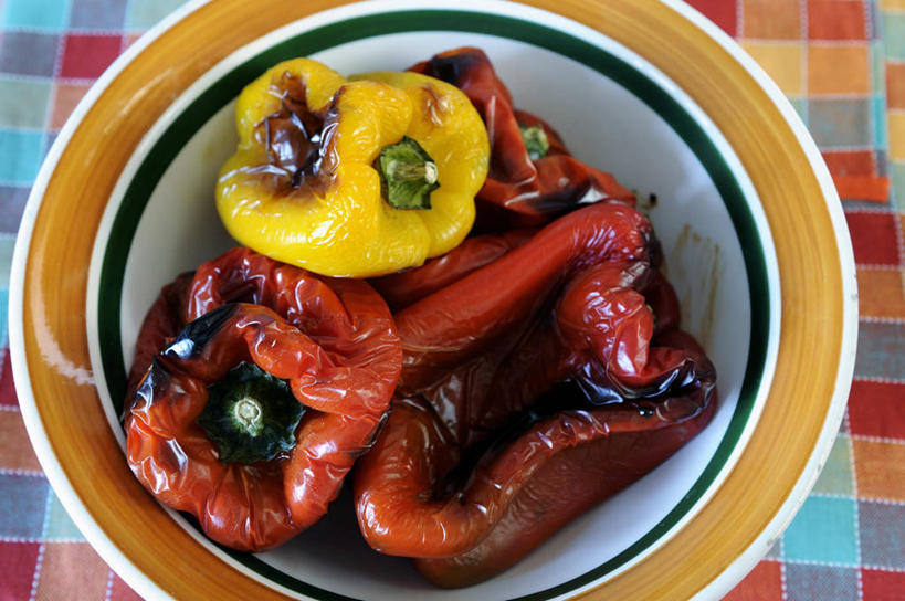 无人,横图,俯视,室内,特写,白天,餐桌,桌子,辣椒,蔬菜,一堆,阴影,堆叠,堆积,新鲜,反射,布料,影子,陶瓷,食品,陶瓷制品,布纹,桌布,食物,一个,黄色,红色,餐巾,容器,台布,碗,有机食品,绿色食品,单个,餐台,储藏,堆,储存,彩椒,辣角,红海椒,大椒,辣虎,广椒,甜椒,柿子椒,辣子,海椒,番椒,灯笼椒,彩图,高角度拍摄,贮存