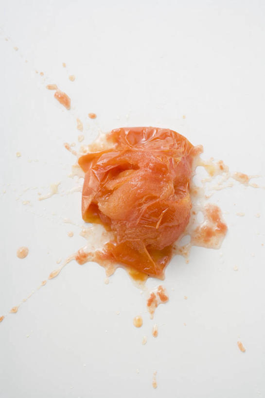 无人,竖图,俯视,室内,特写,白天,白色背景,餐桌,桌子,蔬菜,西红柿,阴影,新鲜,反射,影子,食品,食物,红色,摄影,有机食品,绿色食品,影棚,餐台,番茄,彩图,高角度拍摄,影棚拍摄,拍摄