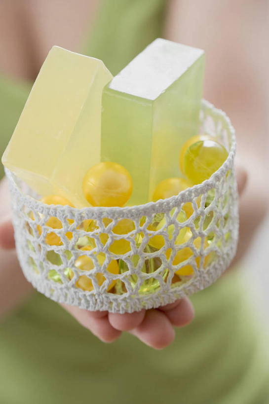 西方人,手,一个人,捧,竖图,俯视,室内,特写,白天,化妆,美容,葡萄,水果,欧洲,欧洲人,双手,仅一个年轻女性,仅一个女性,仅一个人,两块,护肤,阴影,服装,朦胧,模糊,新鲜,反射,影子,生食,食品,果实,休闲装,食物,衣服,化妆品,容器,肥皂,香皂,日用品,洗浴用品,清洁,保养,享受,休闲,手部,休闲服,放松,保健,服饰,有机食品,绿色食品,储藏,护肤品,化妆用品,储存,护肤用品,舒缓,养颜,去污,紧肤,嫩肤,年轻女性,女人,女性,白种人,山葫芦,蒲桃,草龙珠,端,端着,捧着,手捧,洗涤,半身,彩图,高角度拍摄,贮存