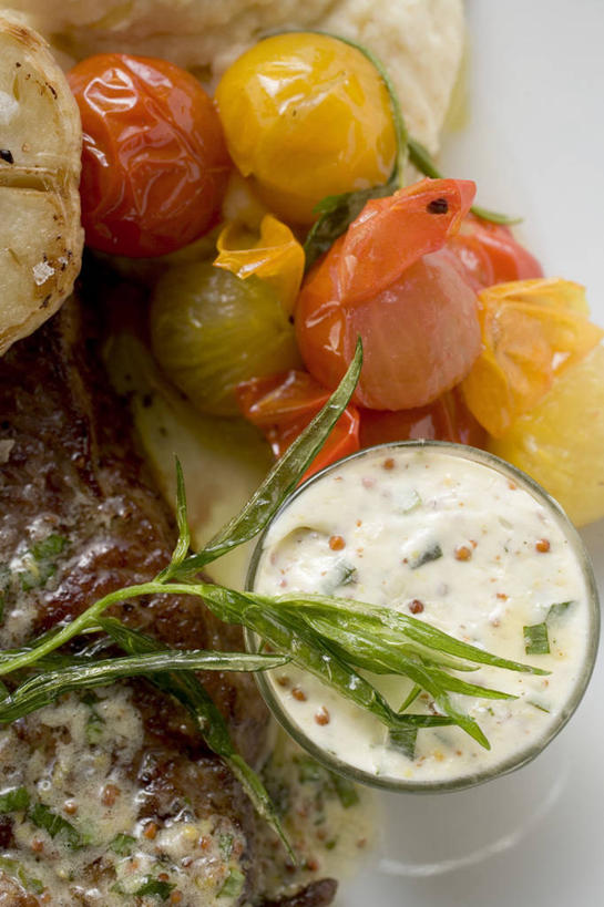 无人,竖图,俯视,室内,特写,白天,烹饪,西餐,餐桌,桌子,蔬菜,西红柿,小番茄,阴影,新鲜,反射,影子,调味,肉,香料,佐料,牛排,牛肉,料理,食品,菜肴,美食,肉类,食物,黄色,红色,西式,佳肴,有机食品,绿色食品,餐台,配料,肉食,芝麻菜,作料,德国芥菜,火箭生莱,芸芥,芝麻叶,紫花南芥,小西红柿,樱桃小番茄,珍珠小番茄,樱桃番茄,圣女果,番茄,彩图,高角度拍摄