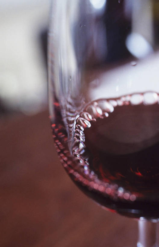 红酒,葡萄酒,无人,竖图,俯视,室内,特写,白天,餐桌,桌子,杯子,阴影,朦胧,模糊,反射,高脚杯,影子,红酒杯,酒类,一杯,玻璃制品,酒,饮料,酒杯,红葡萄酒,餐台,葡萄酒杯,玻璃杯,彩图,高角度拍摄