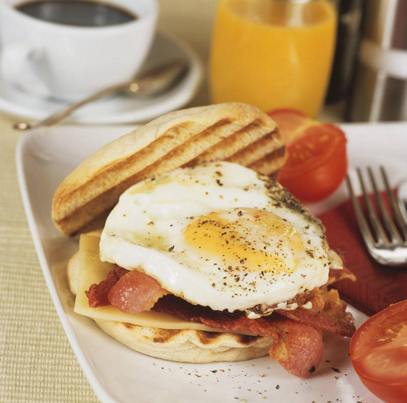 点心,面包,果汁,咖啡,无人,横图,俯视,室内,特写,白天,幸福,餐桌,桌子,蔬菜,西红柿,小番茄,杯子,餐具,水果,阴影,新鲜,反射,叉子,碟子,盘,影子,蛋,调料,调味,荷包蛋,鸡蛋,煎蛋,生食,香肠,香料,佐料,橙汁,食品,面点,果实,腊肠,饮品,黑胡椒,调味品,调味料,娱乐,蔬果,玻璃制品,食物,糕点,饮料,红色,白色,盘子,水杯,碟,享受,休闲,温馨,放松,乐趣,有机食品,绿色食品,餐台,配料,提神,舒适,甜橙,可口,醒脑,餐叉,作料,软饮料,卵,适口,煎鸡蛋,小西红柿,樱桃小番茄,珍珠小番茄,玻璃杯,进餐用具,橙子,橙,樱桃番茄,圣女果,胡椒,番茄,彩图,高角度拍摄,鹄壳,黄橙,黄果,金橙,金环,金球,糖橙