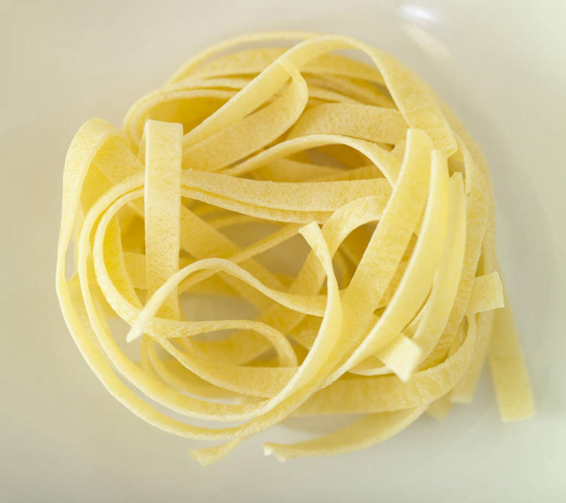 面食,面条,意大利面,无人,横图,俯视,室内,特写,白天,白色背景,西餐,餐桌,桌子,阴影,环绕,缠绕,反射,影子,面,料理,食品,食物,黄色,西式,摄影,影棚,餐台,纠缠,彩图,高角度拍摄,影棚拍摄,拍摄