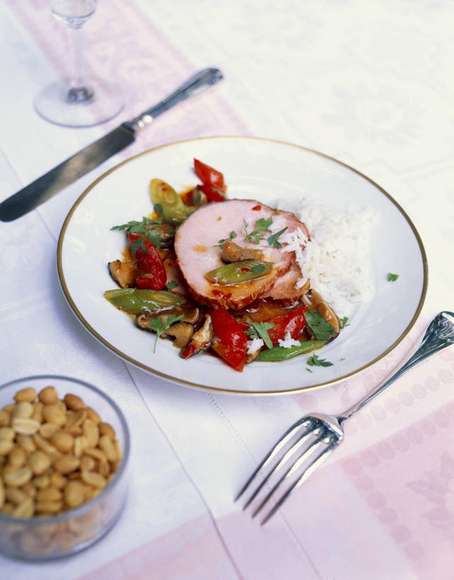 无人,竖图,俯视,室内,特写,白天,烹饪,中餐,餐桌,桌子,蔬菜,餐具,玻璃,一堆,许多,阴影,堆叠,堆积,新鲜,反射,叉子,刀叉,刀子,碟子,盘,丝绸,丝带,影子,谷类,谷物,肉,料理,食品,缎带,米,猪肉,大米,菜肴,美食,肉类,玻璃制品,绸带,食物,白色,盘子,容器,碟,碗,中式,佳肴,有机食品,绿色食品,餐台,储藏,堆,储存,餐刀,肉食,餐叉,豚肉,进餐用具,彩图,高角度拍摄,贮存