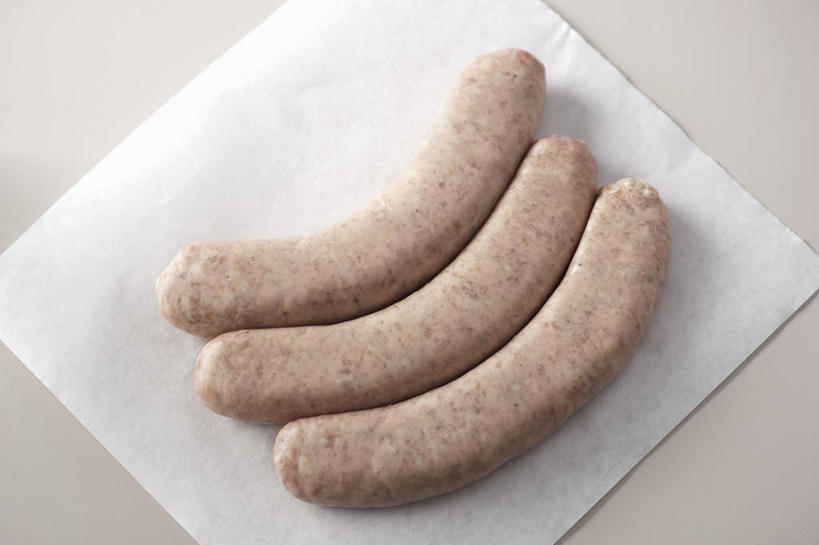 无人,横图,俯视,室内,特写,白天,白色背景,餐桌,桌子,一排,阴影,整齐,反射,包装,包装纸,影子,纸,肉,香肠,纸张,腊肠,肉类,排列,三个,摄影,影棚,餐台,包装材料,队列,肉食,德式香肠,彩图,高角度拍摄,影棚拍摄,拍摄