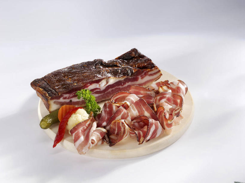 无人,横图,俯视,室内,特写,白天,白色背景,餐桌,桌子,叶子,一堆,许多,阴影,堆叠,堆积,反射,木制,影子,肉,绿叶,案板,培根,猪肉,肉类,砧板,木制品,嫩叶,摄影,影棚,餐台,堆,五花肉,肉食,豚肉,肋条肉,三层肉,叶,叶片,彩图,高角度拍摄,影棚拍摄,拍摄,烟肉,腌熏