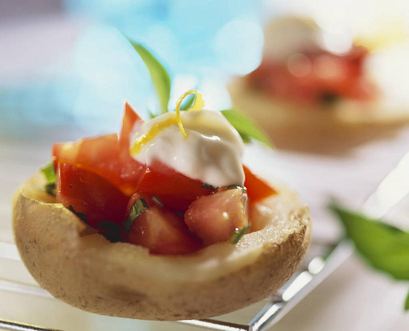 点心,无人,横图,俯视,室内,特写,白天,烘焙,餐桌,桌子,蔬菜,土豆,西红柿,金属制品,一堆,许多,阴影,堆叠,堆积,朦胧,模糊,新鲜,反射,金属,影子,调料,酱料,酱汁,佐料,美乃滋,食品,甜点,甜品,调味品,调味料,酱,架子,食物,糕点,甜食,有机食品,绿色食品,餐台,堆,蛋黄酱,馍馍蛋,冷却,冷却架,蛋黄沙拉酱,调味油,洋芋,山药蛋,马铃薯,番茄,彩图,高角度拍摄