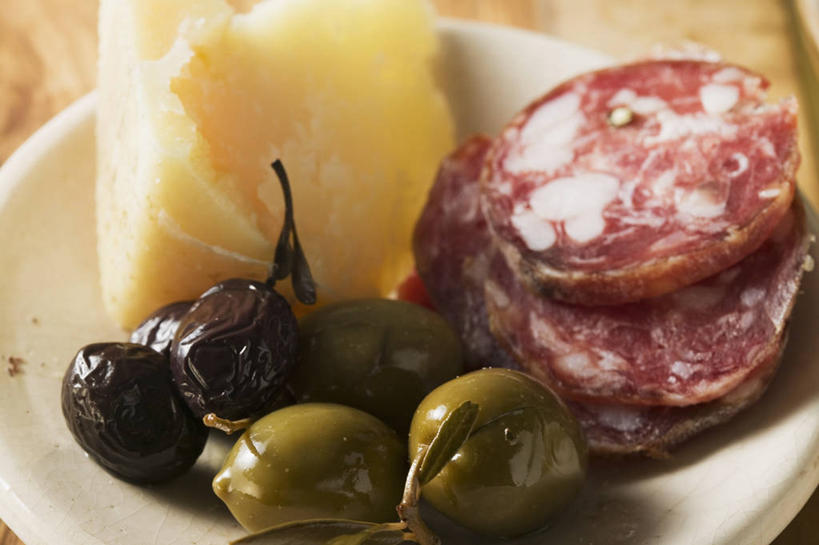 奶酪,无人,横图,俯视,室内,特写,白天,桌面,桌子,橄榄,餐具,水果,阴影,朦胧,模糊,新鲜,反射,纹路,木制,碟子,盘,纹理,影子,肉,生食,香肠,干酪,起司,食品,果实,腊肠,芝士,营养,猪肉,肉类,食物,一个,盘子,木制品,碟,乳酪,有机食品,绿色食品,单个,黑橄榄,乳制品,发酵,肉食,乌橄榄,乌榄,豚肉,肌理,油橄榄,青果,白榄,彩图,高角度拍摄