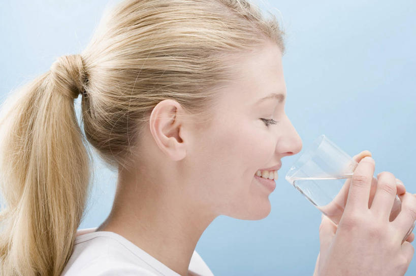 西方人,脸,头,脸颊,手,头发,一个人,站,闭眼,笑,微笑,露齿笑,横图,室内,特写,白天,侧面,水,杯子,欧洲,欧洲人,双手,仅一个年轻女性,仅一个女性,仅一个人,握,蓝色背景,服装,液体,拿,拿着,休闲装,饮用水,玻璃制品,一个,衣服,白色,水杯,矿泉水,站着,休闲,手部,休闲服,金色,握着,摄影,服饰,影棚,单个,蒸馏水,年轻女性,女人,女性,白种人,头部,长发,直发,脸部,脸蛋,面部,玻璃杯,闭眼睛,闭着眼,闭着眼睛,站立,半身,彩图,影棚拍摄,拍摄