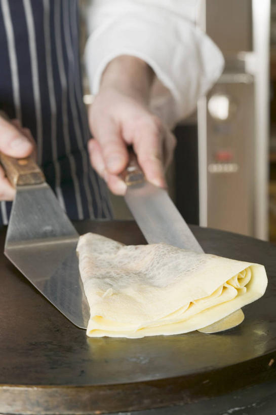 点心,西方人,手,一个人,厨师,站,竖图,室内,特写,白天,正面,工作服,制服,烹饪,厨具,金属制品,欧洲,欧洲人,双手,仅一个男性,仅一个人,握,金属,工具,锅子,围裙,食品,刀具,拿,拿着,文化,锅,小吃,食物,糕点,仅一个年轻男性,刀,甜食,站着,手部,握着,煎锅,锅具,菜刀,薄饼,烹饪用具,切菜刀,工作制服,法国薄饼,男人,男性,年轻男性,白种人,厨师长,厨子,大厨,主厨,烹调用具,烹调,站立,半身,彩图,工作套服