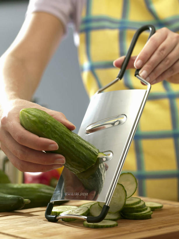 西方人,手,一个人,站,竖图,室内,特写,白天,正面,黄瓜,蔬菜,金属制品,欧洲,欧洲人,双手,仅一个男性,仅一个人,握,服装,新鲜,金属,围裙,食品,案板,拿,拿着,休闲装,砧板,食物,仅一个年轻男性,衣服,站着,休闲,手部,休闲服,握着,服饰,有机食品,绿色食品,横截面,剖面,擦菜板,截面,截面图形,男人,男性,年轻男性,白种人,青瓜,胡瓜,站立,半身,彩图,擦丝板,刨菜板,刨菜器,切丝器