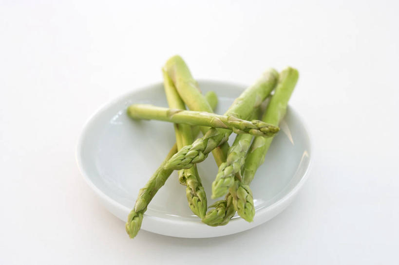 无人,横图,俯视,室内,特写,白天,白色背景,桌面,桌子,芦笋,蔬菜,餐具,阴影,新鲜,反射,木制,碟子,盘,影子,食品,食物,一个,绿色,盘子,木制品,碟,摄影,有机食品,绿色食品,影棚,单个,猪尾巴,药鸡豆子,石刁柏,蚂蚁杆,龙须菜,狼尾巴根,彩图,高角度拍摄,影棚拍摄,拍摄