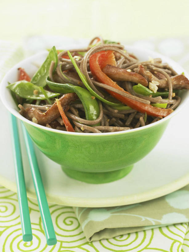 面食,面条,无人,竖图,俯视,室内,特写,白天,烹饪,中餐,筷子,桌面,桌子,辣椒,蔬菜,餐具,一双,阴影,新鲜,反射,木制,布料,碟子,盘,影子,陶瓷,面,肉,料理,食品,陶瓷制品,布纹,文化,传统,拉面,猪肉,菜肴,美食,肉类,桌布,食物,一个,盘子,餐巾,木制品,容器,碟,台布,碗,中式,荞麦面,佳肴,有机食品,绿色食品,单个,储藏,礼节,储存,礼仪,肉食,彩椒,辣角,红海椒,大椒,辣虎,广椒,豚肉,保洁方巾,口布,进餐用具,甜椒,柿子椒,辣子,海椒,番椒,灯笼椒,彩图,高角度拍摄,贮存