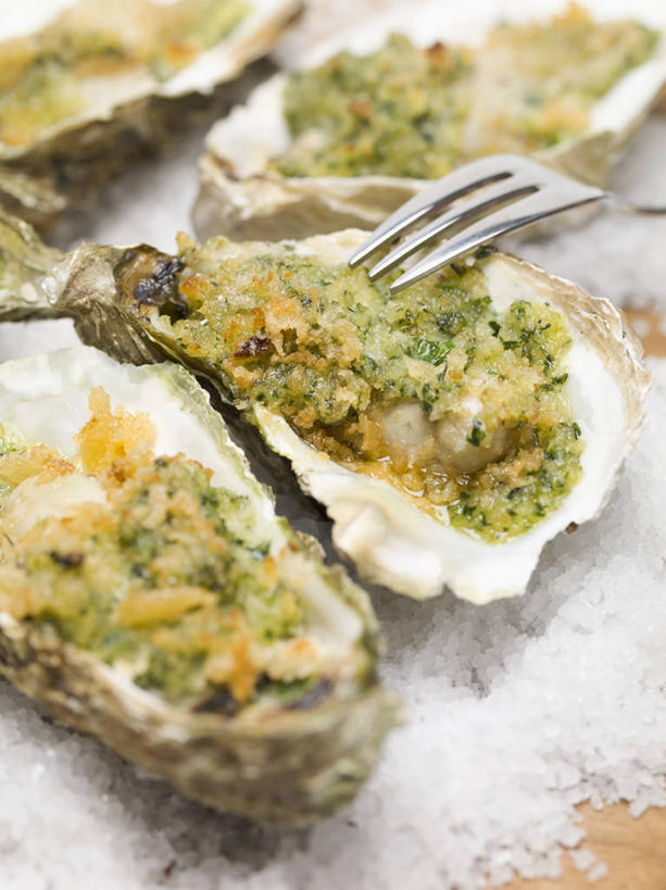 点心,海鲜,面包,无人,竖图,俯视,室内,特写,白天,烹饪,西餐,桌面,桌子,蔬菜,餐具,金属制品,阴影,朦胧,模糊,新鲜,反射,金属,木制,叉子,影子,料理,食品,面点,甜点,甜品,牡蛎,水产,菜肴,美食,海洋生物,食物,糕点,木制品,甜食,奶油,西式,佳肴,有机食品,绿色食品,生蚝,乳制品,水生动物,海产品,水生物,海底动物,餐叉,激凌,克林姆,淇淋,进餐用具,彩图,高角度拍摄