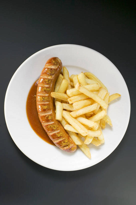 咖哩,无人,竖图,俯视,室内,特写,白天,烹饪,西餐,餐桌,桌面,桌子,餐具,阴影,黑色背景,反射,木制,碟子,盘,影子,调料,酱料,酱汁,茄汁,肉,香肠,佐料,料理,食品,腊肠,调味品,调味料,番茄酱,薯条,猪肉,酱,咖喱,菜肴,美食,肉类,食物,一个,盘子,木制品,碟,快餐,西式,摄影,佳肴,影棚,单个,餐台,肉食,西式快餐,垃圾食品,豚肉,彩图,高角度拍摄,影棚拍摄,拍摄