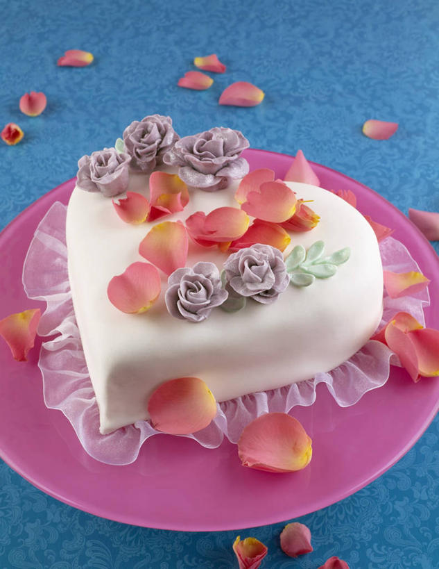 点心,无人,竖图,俯视,室内,特写,白天,爱情,下午茶,幸福,纯洁,热情,桌面,桌子,玫瑰,餐具,情人节,阴影,蓝色背景,节日,爱心,庆祝,装饰,盛开,反射,木制,碟子,盘,影子,食品,甜点,甜品,玫瑰花,浪漫,花蕾,文化,花,花瓣,花朵,鲜花,食物,糕点,一个,盘子,木制品,碟,甜食,奶油,花苞,花蕊,庆典,温暖,温馨,心形,恩爱,摄影,影棚,单个,纪念,华丽,修饰,点缀,和睦,乳制品,感动,衬托,美观,雅致,雅观,尊敬,激凌,克林姆,淇淋,天真,刺玫花,徘徊花,心型,彩图,高角度拍摄,影棚拍摄,拍摄,融洽,蛋糕